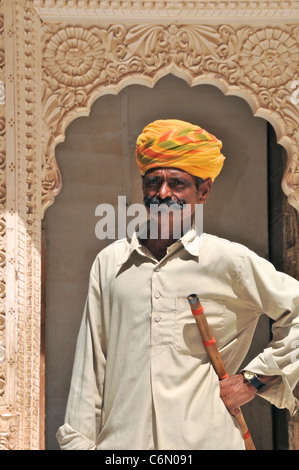 Ritratto di guardia di porta all'interno di Forte Mehrangarh Jodhpur Rajasthan in India Foto Stock
