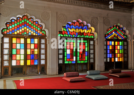 Le finestre di vetro macchiate Moti Mahal Forte Mehrangarh Jodhpur Rajasthan in India Foto Stock