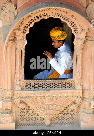 Protezione Turbaned insediato nella finestra Forte Mehrangarh Jodhpur Rajasthan in India Foto Stock