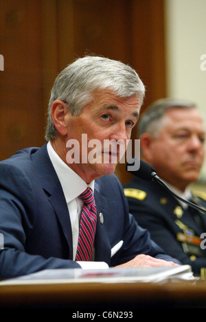 Segretario dell'esercito John McHugh risolve la profanazione di soldati' graves al militare degli Stati Uniti terreno di sepoltura Arlington Foto Stock