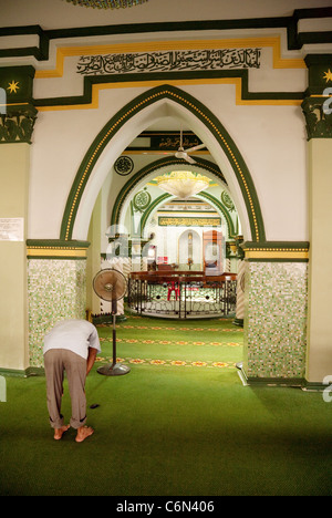 Un musulmano adoratore in adorazione all'interno di Masjid Abdul Gaffoor moschea, Dunlop St, Singapore Foto Stock