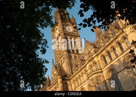 La neogotica esterno di Manchester Town Hall di Alfred Whitehouse completata nel 1877. Foto Stock