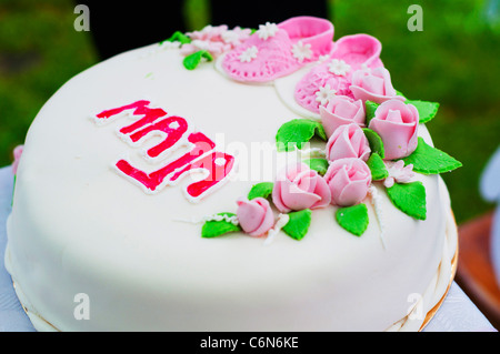 Torta con fiori di colore rosa e le sue scarpe Foto Stock