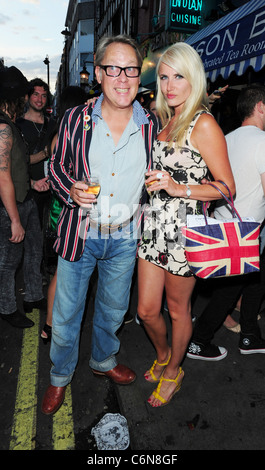 Vic Reeves e sua moglie Nancy Sorrell al launch party per il comico Noel Fielding's art exhibition - Bryan Ferry rispetto al Foto Stock