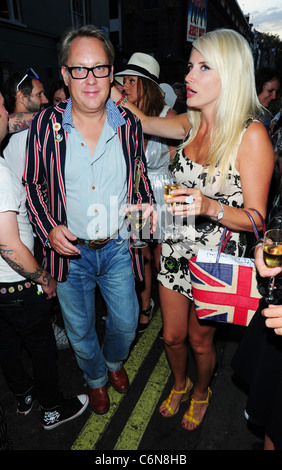 Vic Reeves e sua moglie Nancy Sorrell al launch party per il comico Noel Fielding's art exhibition - Bryan Ferry rispetto al Foto Stock