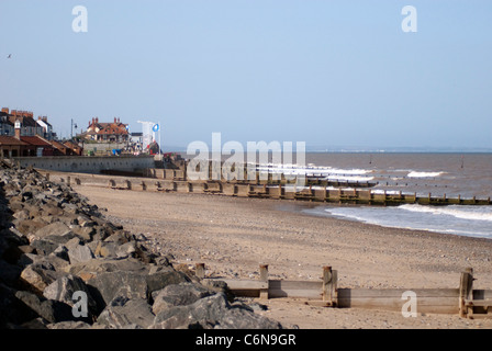 Guardando lungo la spiaggia di Hornsea con massi di difesa del mare sulla sabbia Foto Stock