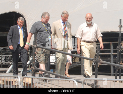 S.a.r. il principe Charles, Principe di Galles prende un tour di azienda agricola degna, casa del festival di Glastonbury, con il fondatore Michael Eavis Foto Stock