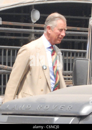 S.a.r. il principe Charles, Principe di Galles prende un tour di azienda agricola degna, casa del festival di Glastonbury, con il fondatore Michael Eavis Foto Stock