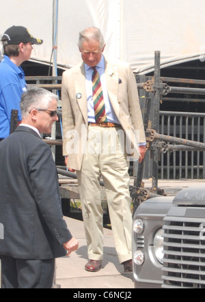 S.a.r. il principe Charles, Principe di Galles prende un tour di azienda agricola degna, casa del festival di Glastonbury, con il fondatore Michael Eavis Foto Stock