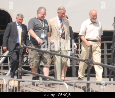 S.a.r. il principe Charles, Principe di Galles prende un tour di azienda agricola degna, casa del festival di Glastonbury, con il fondatore Michael Eavis Foto Stock