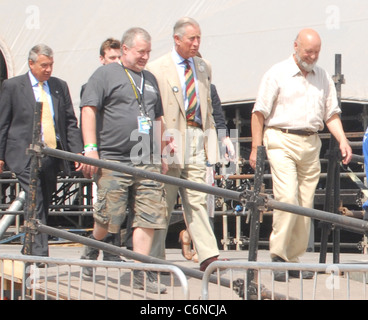 S.a.r. il principe Charles, Principe di Galles prende un tour di azienda agricola degna, casa del festival di Glastonbury, con il fondatore Michael Eavis Foto Stock