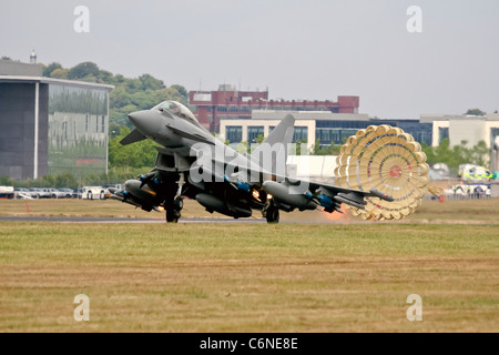 Il BAE Systems Eurofighter Typhoon è stato esposto al Farnborough International Airshow, mostrando le sue capacità avanzate come un caccia multiruolo con avionica all'avanguardia e prestazioni di volo. Foto Stock