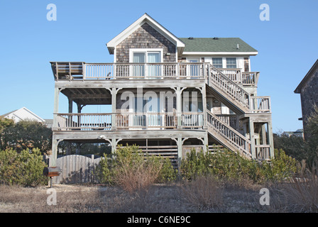 Una casa al mare sulla Outer Banks a Nag Testa, Carolina del Nord, contro un luminoso cielo blu Foto Stock