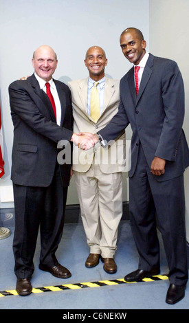 Microsoft Corporation di Chief Executive Officer Steve Ballmer, Distretto di Columbia il sindaco Adrian Fenty e (testa del Foto Stock