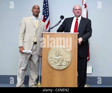 Distretto di Columbia il sindaco Adrian Fenty e Microsoft Corporation di Chief Executive Officer Steve Ballmer (a destra) Foto Stock