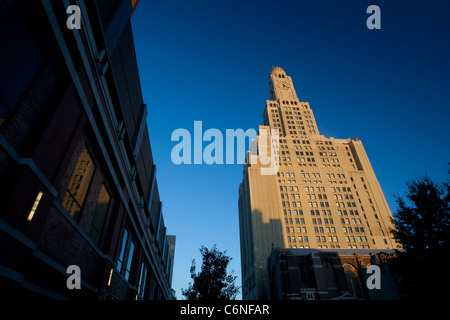 Sun rise su uno Hanson posto a Brooklyn, NY, lunedì 1 agosto 2011 Foto Stock