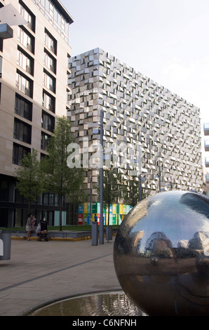 Alleati e Morrison Parcheggio Auto soprannominato il Cheesegrater e sfera di pioggia scultura di Colin Rose, centro della città di Sheffield, Regno Unito Foto Stock