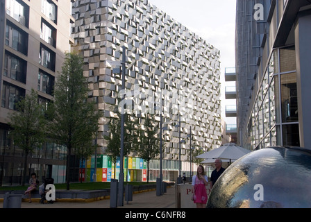 Alleati e Morrison Parcheggio Auto soprannominato il Cheesegrater e sfera di pioggia scultura di Colin Rose, centro della città di Sheffield, Regno Unito Foto Stock