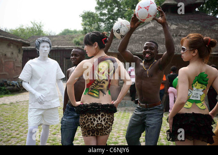 World Cup Fever Hits Cina i tifosi di calcio in Cina hanno catturato World Cup Fever come il torneo 2010 prende il via in Sud Africa. Foto Stock