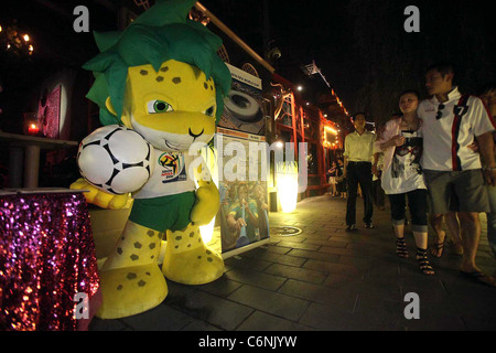 World Cup Fever Hits Cina i tifosi di calcio in Cina hanno catturato World Cup Fever come il torneo 2010 prende il via in Sud Africa. Foto Stock