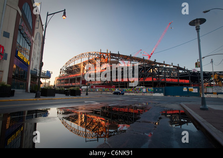 Sole sorge su Barclays Center unded costruzione in Brooklyn, New York, lunedì 1 agosto 2011. Foto Stock