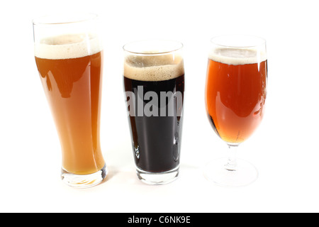 Quattro diversi tipi di birra su di uno sfondo bianco Foto Stock