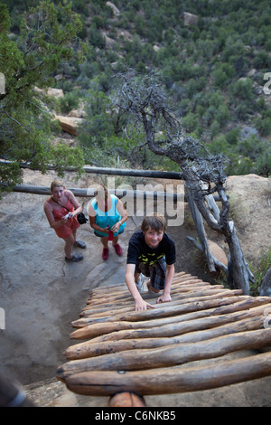 Visitatori salire una scala per lasciare il balcone della casa di abitazione scogliera a Mesa Verde National Park Foto Stock