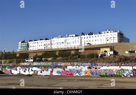 Vista del Black Rock con stile Regency case di Kemp Town dietro Foto Stock