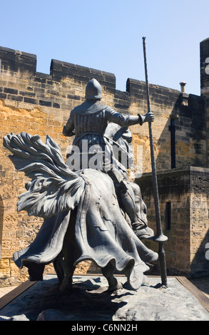 Statua di Harry Hotspur ad Alnwick Castle Alnwick, Northumberland, Inghilterra. Sir Henry Percy, aka Harry Hotspur c.1364/1366 - 14 Foto Stock