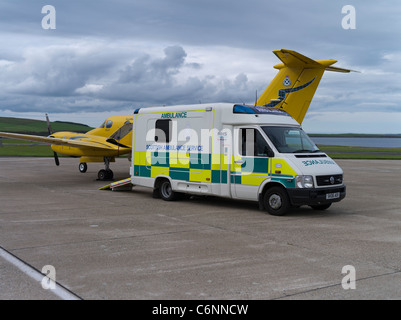 dh Scottish Ambulance KIRKWALL AIRPORT ORKNEY Aircraft sulla pista Air Ambulance Beech Super Kingair B200 beechcraft king servizio di emergenza piccolo parcheggiato Foto Stock