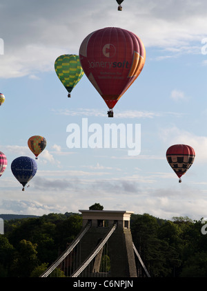 dh Bristol Balloon Fiesta CLIFTON BRISTOL INGHILTERRA Festival caldo aria Mongolfiere che volano sopra il ponte sospeso di Clifton in SKY uk Foto Stock