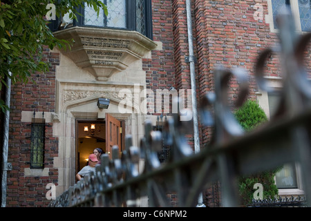 La sede centrale dell'Chabad-Lubavitch Hasidic movimento è raffigurato nella Crown Heights sezione di New York Foto Stock