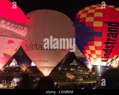 dh Bristol Balloon Festival ASHTON COURT FIESTA BRISTOL INGHILTERRA caldo i mongolfiera si illuminano durante i festival notturni del regno unito Foto Stock