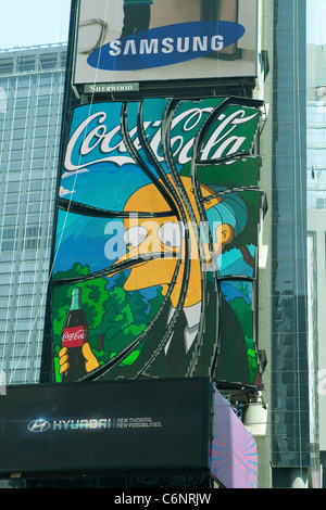 Una Coca Cola per schermo a LED pubblicità è raffigurato su Times Square a New York City borough di Manhattan Foto Stock