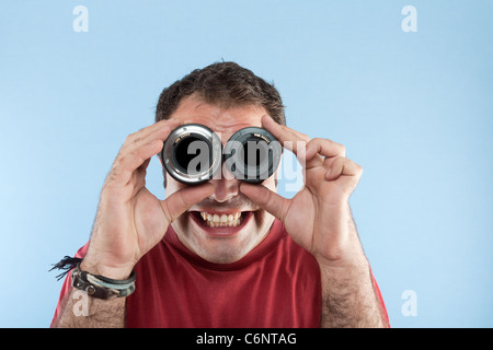 Uomo con lenti della fotocamera negli occhi Foto Stock