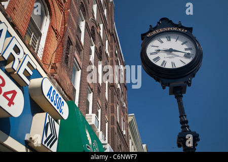 Un E. Howard & Co street orologio è visto in Greenpoint quartiere di New York City borough di Brooklyn Foto Stock