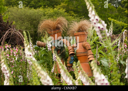 Vaso di fiori scarecrows della frutta e della verdura giardino alla RHS Rosemoor, Devon, Inghilterra, Regno Unito Foto Stock