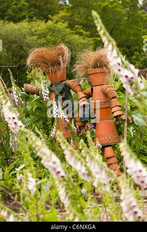 Vaso di fiori scarecrows della frutta e della verdura giardino alla RHS Rosemoor, Devon, Inghilterra, Regno Unito Foto Stock
