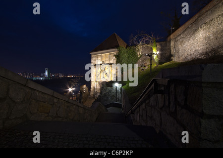 Night Shot di un cancello vicino al castello di Bratislava, Slovacchia Foto Stock