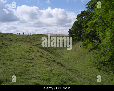 dh Avebury Stone Circle AVEBURY WILTSHIRE turisti a piedi intorno neolitico la preistoria henge ditch bank è un sito patrimonio dell'umanità dell'unesco Foto Stock