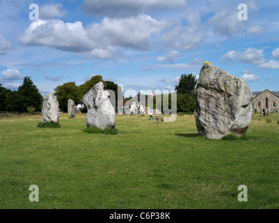 dh Stone Circle AVEBURY WILTSHIRE Tourist Walking pietre in piedi neolitiche nell'antica età del bronzo gran bretagna uk unesco sito patrimonio dell'umanità henge Foto Stock