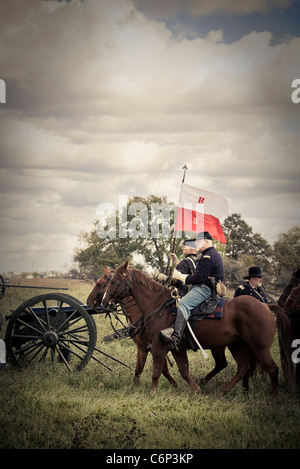 La guerra civile reenactors vestito come soldati corsa dei cavalli in battaglia Foto Stock