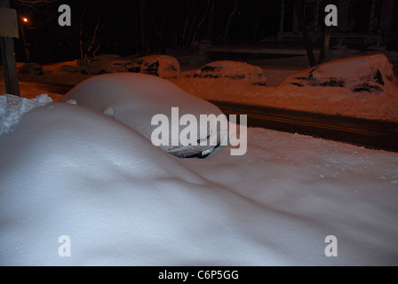 Notte tranquilla dopo forti gennaio neve sulle macchine parcheggiate su Staten Island, New York City Foto Stock