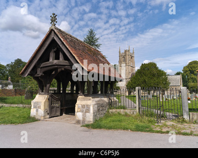Dh St James Chiesa AVEBURY WILTSHIRE sagrato lychgate ingresso al cimitero Foto Stock