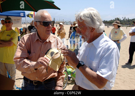 Bud fondelli e Jean Michel Cousteau persone di stare in piedi insieme durante una mano attraverso la sabbia evento presso la spiaggia di Santa Barbara. Foto Stock