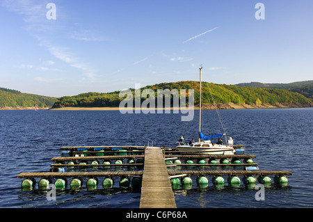 Fase di atterraggio nel lago Rursee vicino Heimbach su una soleggiata giornata autunnale, Foto Stock