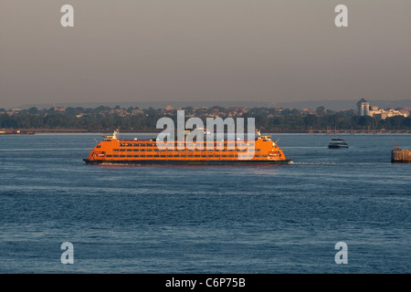 La MV Andrew J. Barberi Staten Island Ferry lascia la Staten Island Ferry Terminal Whitehall nella città di New York Foto Stock