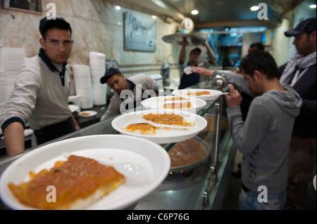 Habibah arabo negozio di dolci che rende un deserto popolare chiamato Kunafah fatta con formaggio Nabulsi. Amman. Giordania Foto Stock
