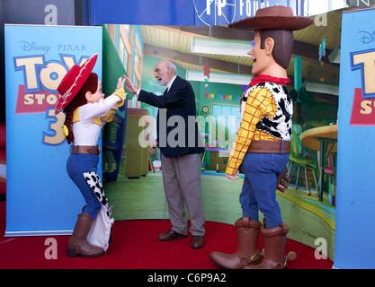 Sir Sean Connery con personaggi Woody e Jessie Edinburgh International Film Festival - "Toy Story 3' - Premiere Edinburgh, Foto Stock