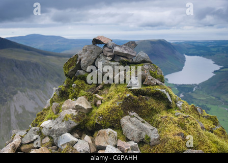 La Westmorland Cairn sulla grande timpano, affacciato Wasdale e Wastwater. Foto Stock